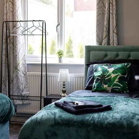 Hébergement de vacances Alt-stay Leeds, M621 Junction 1 - Free Parking & Fast Wi-fi - Pool Table - Master En-suite - Ideal For Contractors & Long