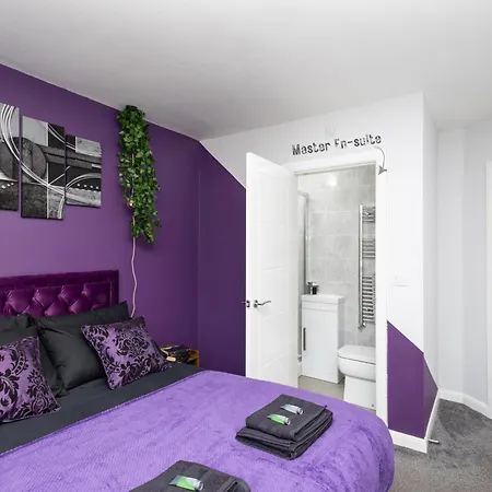 Alt-stay Leeds, M621 Junction 1 - Free Parking & Fast Wi-fi - Pool Table - Master En-suite - Ideal For Contractors & Long * Leeds (West Yorkshire)