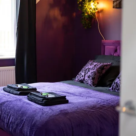 Alt-stay Leeds, M621 Junction 1 - Free Parking & Fast Wi-fi - Pool Table - Master En-suite - Ideal For Contractors & Long Hébergement de vacances *