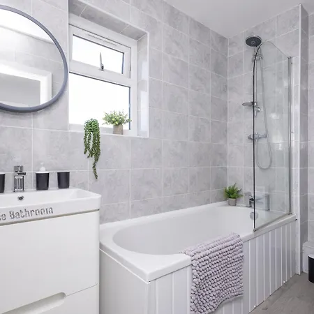 Alt-stay Leeds, M621 Junction 1 - Free Parking & Fast Wi-fi - Pool Table - Master En-suite - Ideal For Contractors & Long * Leeds (West Yorkshire)