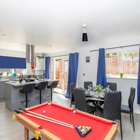 Alt-stay Leeds, M621 Junction 1 - Free Parking & Fast Wi-fi - Pool Table - Master En-suite - Ideal For Contractors & Long Hébergement de vacances Leeds (West Yorkshire)