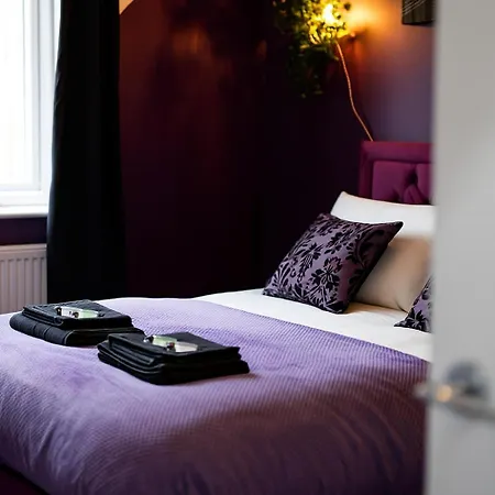 Alt-stay Leeds, M621 Junction 1 - Free Parking & Fast Wi-fi - Pool Table - Master En-suite - Ideal For Contractors & Long *