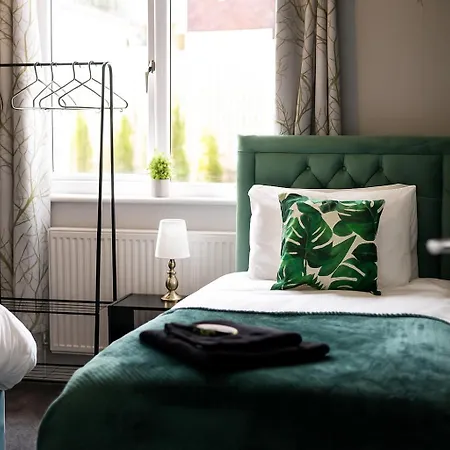 Alt-stay Leeds, M621 Junction 1 - Free Parking & Fast Wi-fi - Pool Table - Master En-suite - Ideal For Contractors & Long