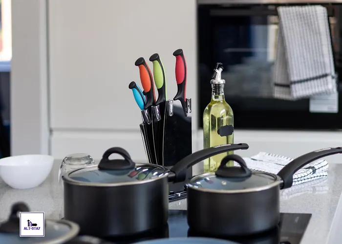 Stonecliffe 35 By Alt-Stay Contractor Accommodation - 3 Bed Contractor Home With Parking, Wi-Fi & Full Kitchen - Ideal For Long Stays Holiday home Leeds (West Yorkshire)