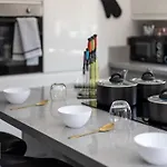Stonecliffe 35 By Alt-stay Contractor - 3 Bed Contractor With Parking, Wi-fi & Full Kitchen - Ideal For Long Leeds (West Yorkshire)